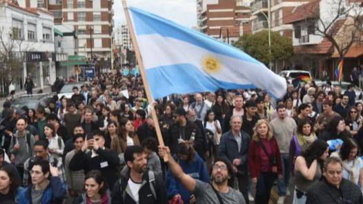 EL AJUSTE DEVORA LOS SALARIOS: DOCENTES UNIVERSITARIOS PERDIERON SIETE SUELDOS EN DOS AÑOS Y MEDIO
