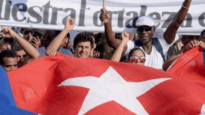 MILLONARIOS COMPRAN EL PODER, CUBA LO CONSTRUYE DESDE EL PUEBLO