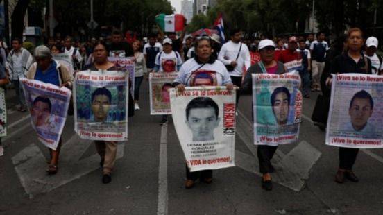 139 MESES DE IMPUNIDAD: FAMILIARES DE AYOTZINAPA MARCHAN Y EXIGEN VERDAD AL GOBIERNO DE SHEINBAUM