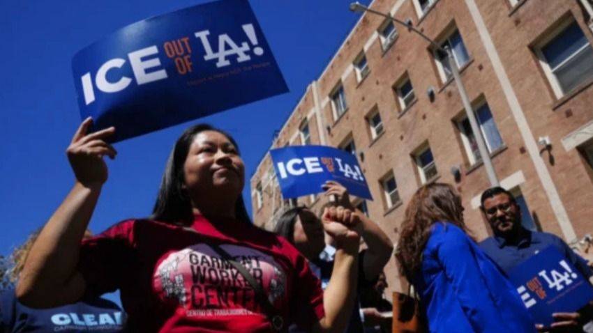 SILBATOS CONTRA EL MIEDO: VECINOS DE HIGHLAND PARK LE HACEN FRENTE AL ICE