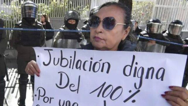 MAESTROS Y MINEROS BOLIVIANOS ROMPEN EL DIÁLOGO Y PONEN EN JAQUE AL GOBIERNO DE PAZ