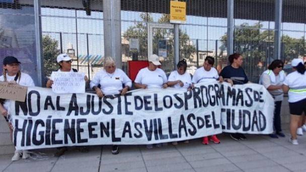 LA MOTOSIERRA DE JORGE MACRI: 5.000 TRABAJADORAS DE VEREDAS LIMPIAS QUEDARON EN LA CALLE
