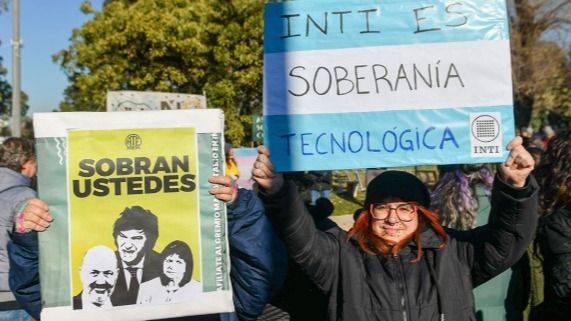 CIENCIA BAJO REPRESIÓN: TRABAJADORES DEL INTI, CNEA Y UNSAM SE UNEN EN CARAVANA CONTRA EL DESGUACE