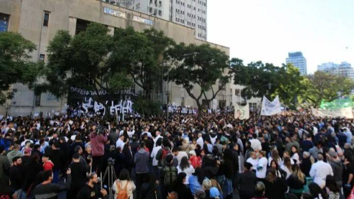 EL AJUSTE LLEGA A LAS SALAS: LA UBA DENUNCIA QUE MILEI DEJA SIN FONDOS A LOS HOSPITALES UNIVERSITARIOS