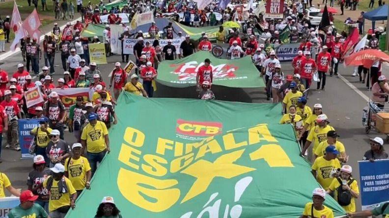 LA BATALLA POR EL TIEMPO: GOBIERNO Y CÁMARA ACELERAN EL FIN DE LA ESCALA 6X1