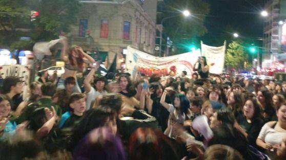POLICÍAS EN LUGAR DE PSICÓLOGOS: ESTUDIANTES PORTEÑOS DENUNCIAN EL ABANDONO DEL GOBIERNO DE JORGE MACRI FRENTE A LA CRISIS DE SALUD MENTAL EN LAS ESCUELAS