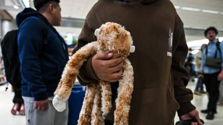 UN NIÑO DE 10 AÑOS FRENTE A UN JUEZ: LA CRUELDAD DEL RÉGIMEN TRUMP CONTRA LOS MÁS DÉBILES