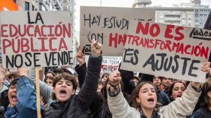 LA UBA TOMA LAS CALLES: LA LUCHA POR LA EDUCACIÓN PÚBLICA NO SE NEGOCIA