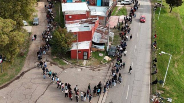TRES MIL ALMAS BAJO LA LLUVIA: LA FILA INFINITA POR 60 PUESTOS QUE RETRATA LA ARGENTINA DE MILEI