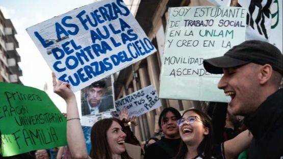 LA UNIVERSIDAD PÚBLICA SALE A LAS CALLES: EL HASTÍO POPULAR QUE EL PODER NO QUIERE VER