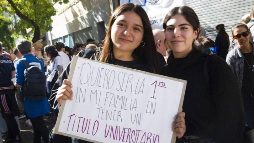 LA CALLE VUELVE A HABLAR: MULTITUDINARIA CUARTA MARCHA UNIVERSITARIA SACUDE AL RÉGIMEN MILEI