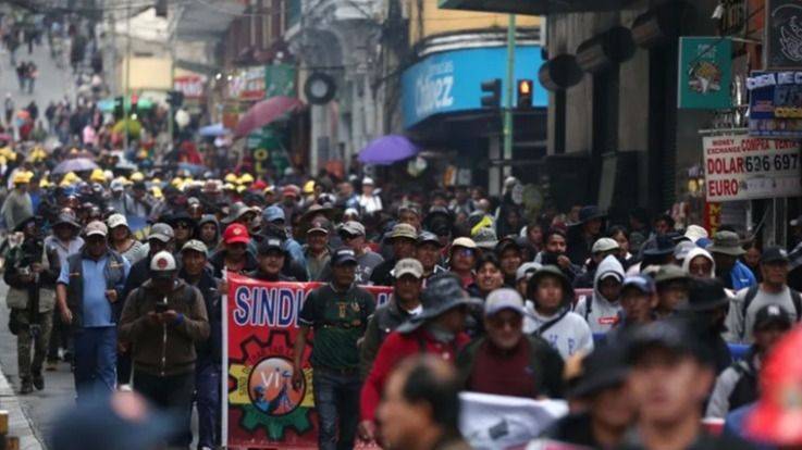 BOLIVIA ARDE II: HUELGA NACIONAL SACUDE AL GOBIERNO DE ARCE CON MINEROS, MAESTROS Y SINDICATOS EN LAS CALLES