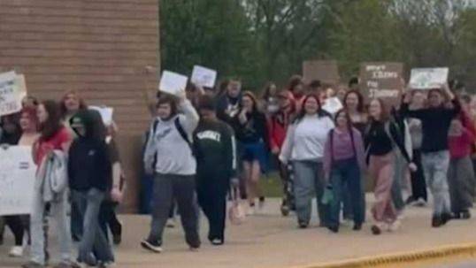 JUVENTUD REBELDE: ESTUDIANTES DE WATERTOWN SE PLANTAN CONTRA LA CENSURA ESCOLAR