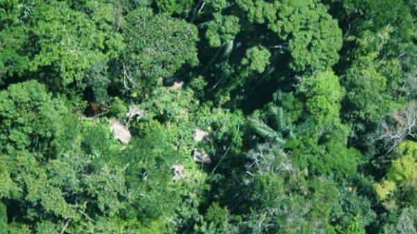 EL AVANCE EXTRACTIVISTA ACORRALA A LOS PUEBLOS AISLADOS EN LA AMAZONÍA