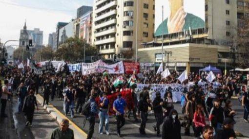 LA CALLE SE TOMA LA ALAMEDA: ESTUDIANTES CHILENOS LE PLANTAN CARA A LOS RECORTES DE KAST