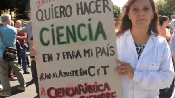 CIENCIA EN VENTA: SALARIOS DEL CONICET SE DESPLOMARON UN 40% CON MILEI