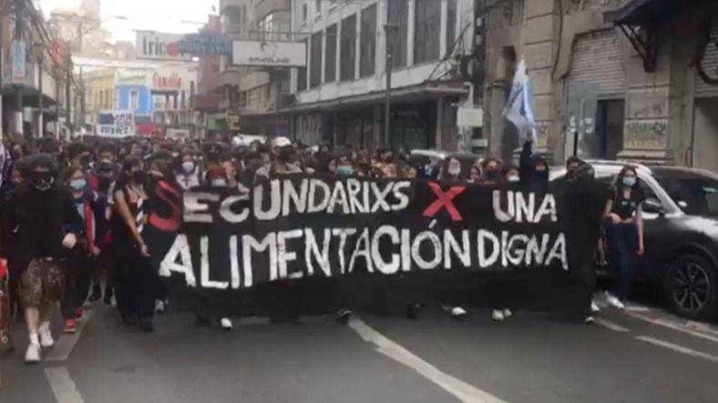 LA CALLE CHILENA VUELVE A HABLAR: CONFECH SACA LOS LIBROS Y LAS BANDERAS