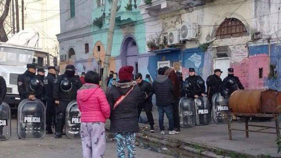 LA CIUDAD QUE EXPULSA: MACRI YA DESALOJÓ A 4.500 PERSONAS Y RECORTÓ UN 65% LAS PLAZAS DEL REFUGIO MARIQUITA SÁNCHEZ