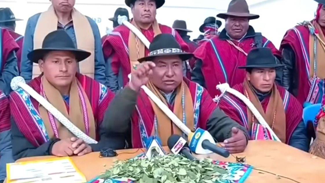 PONCHOS ROJOS DE LA PROVINCIA DE CAMACHO LE DECLARA LA GUERRA AL GOBIERNO DE RODRIGO PAZ