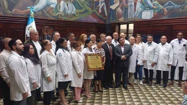 HONRAR HONRA: EL CONGRESO GUATEMALTECO RINDIÓ HOMENAJE A LA BRIGADA MÉDICA CUBANA