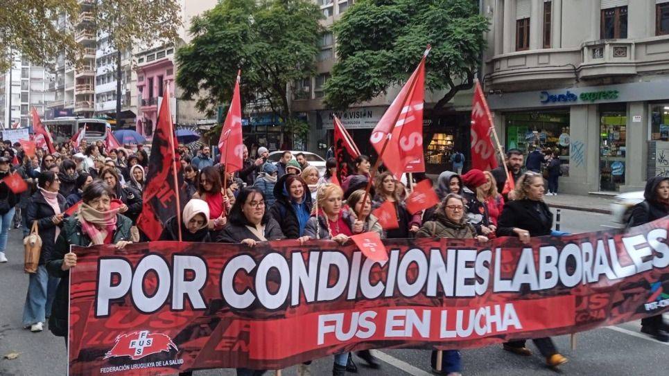 SALUD EN EMERGENCIA: TRABAJADORES PRIVADOS PARAN Y MARCHAN CONTRA LA PRECARIZACIÓN