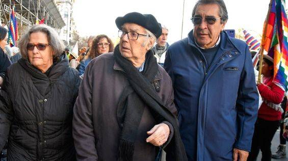 AYUNO DE LUCHA: PÉREZ ESQUIVEL Y ORGANIZACIONES SOCIALES PLANTAN BANDERA EN PLAZA DE MAYO CONTRA EL AJUSTE DE MILEI
