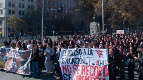 PROFES Y ESTUDIANTES TEJEN LA TRAMA DEL PARO QUE SACUDE AL GOBIERNO