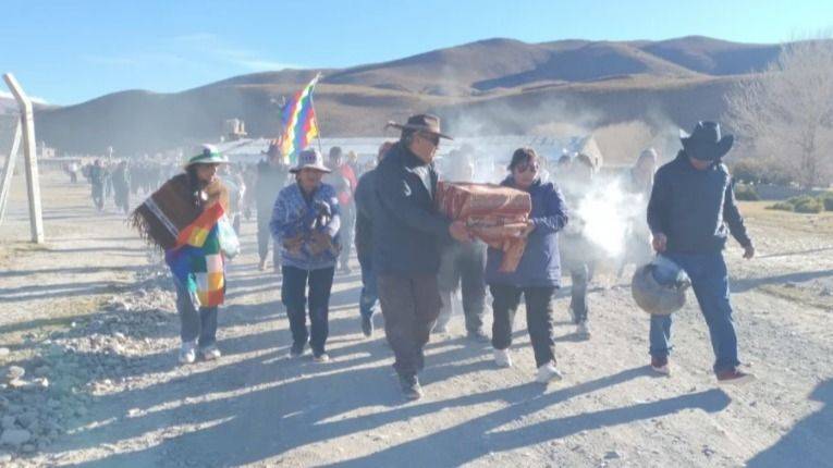 LA WAWA ANCESTRAL VUELVE A CASA: EL CERRO CHANI RECUPERA A SU GUARDIÁN DEL AGUA
