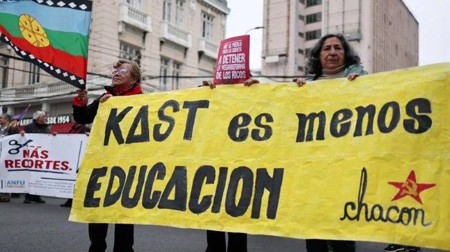 KAST PRESENTA SU CUENTA PÚBLICA MIENTRAS EL PUEBLO ES REPRIMIDO EN VALPARAÍSO