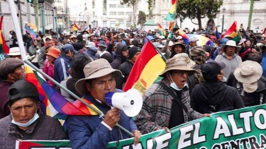 BOLIVIA ARDE: EL PUEBLO EXIGE LA CABEZA DE PAZ MIENTRAS LA DERECHA REGIONAL SE UNE PARA REPRIMIRLO