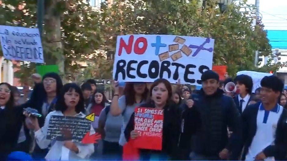 LA CALLE LE RESPONDE A KAST: ESTUDIANTES SE TOMAN SANTIAGO CONTRA EL AJUSTE