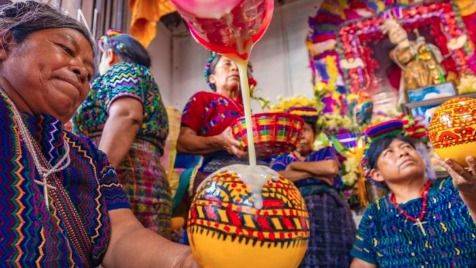 EL MAÍZ SAGRADO VUELVE A LATIR EN LA TIERRA: 50 MIL PERSONAS CELEBRAN EL CHILATE EN RABINAL