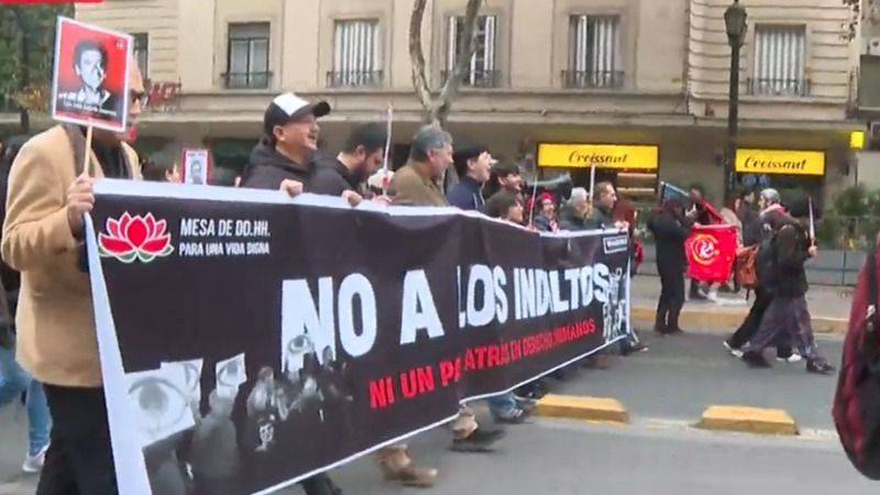 LA CALLE NO PERDONA: MARCHA CONTRA LOS INDULTOS SACUDE AL GOBIERNO