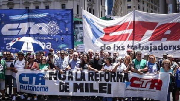 LAS DOS CTA JUNTAN FILAS EN PLAZA DE MAYO: BASTA DE AJUSTE Y REFORMA LABORAL