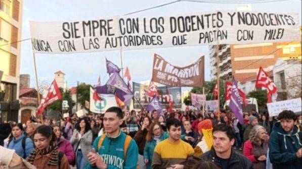 LA FIRMA QUE ENTREGA LA LEY UNIVERSITARIA: RECTORES Y SINDICATOS LE HACEN EL JUEGO AL GOBIERNO