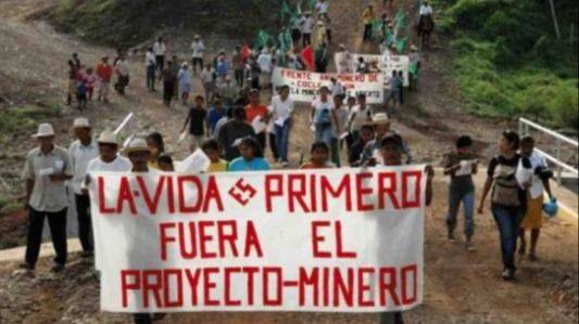 LA MINA QUE NO SE VA: PRESIONES, FALLOS Y CALLES EN LLAMAS