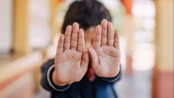 PANTALLAS QUE ESCONDEN MANOS: EL TRABAJO INFANTIL QUE EL NEOLIBERALISMO NO QUIERE VER