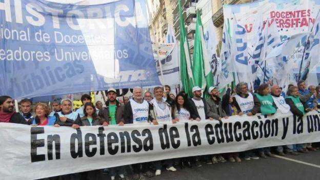 EL GOBIERNO METIÓ UN GOLPE BAJO EN LA CORTE CON EL ACTA SALARIAL