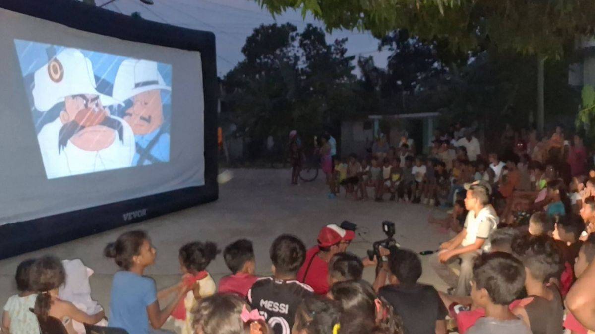 EL CINE MÓVIL RESISTE: PANTALLAS QUE DESAFÍAN LA OSCURIDAD EN CUBA