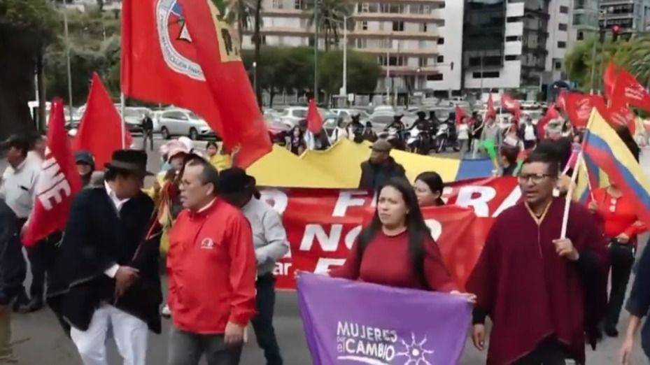 ECUADOR HIERVE: MARCHAN POR LA REVOCATORIA DE NOBOA Y PINTO