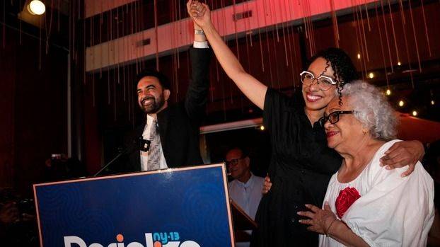 EL ALCALDE ROJO QUE LE PONE EL PECHO AL PARTIDO DEMÓCRATA