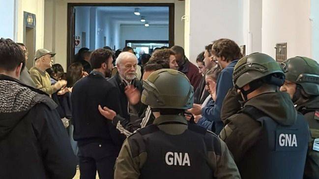 ATRINCHERADOS Y SIN RESPUESTAS: LA CNEA SE INCENDIA MIENTRAS EL GOBIERNO DESPIDE A TRABAJADORES