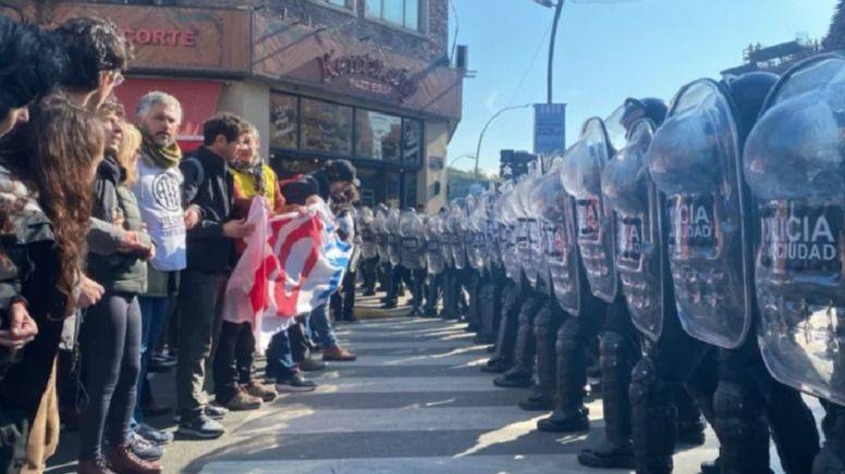 A ESCUDOS Y EMPUJONES: LA POLICÍA DE MILEI REPRIME A CIENTÍFICOS DEL CONICET QUE DEFIENDEN SUS PUESTOS