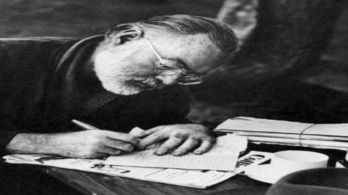 ERNEST HEMINGWAY: EL HOMBRE QUE NO SE ROMPIÓ, SINO QUE SE HIZO FUERTE EN SUS GRIETAS