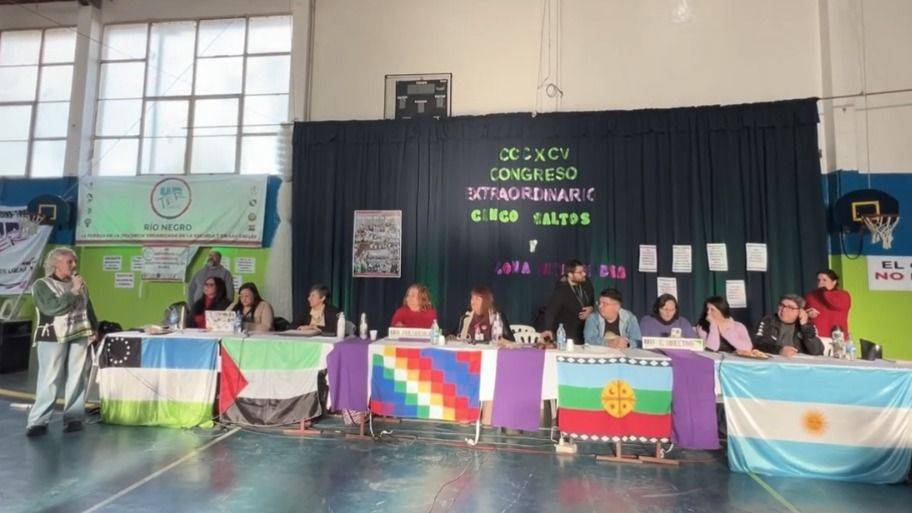 LA DOCENCIA RIONEGRINA VUELVE AL PARO: 48 HORAS Y MOVILIZACIÓN CONTRA EL GOBIERNO PROVINCIAL