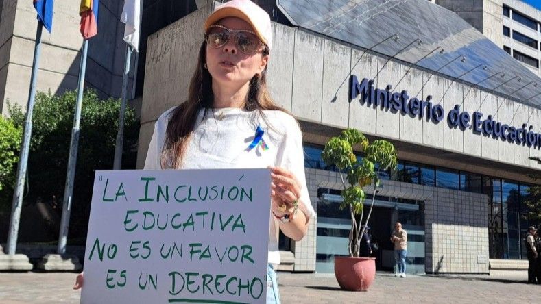 EL ESTADO SE LAVA LAS MANOS: FAMILIAS DE NIÑOS CON AUTISMO DEBEN PAGAR A LOS "MAESTROS SOMBRA"