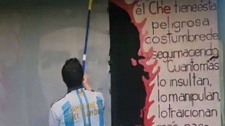 EL "LIBERTARIO" QUE LE DECLARÓ LA GUERRA A LOS MURALES DEL CHE