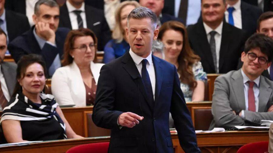 HUNGRÍA LE CORTA LA CABEZA AL ÚLTIMO MUÑECO DE ORBAN