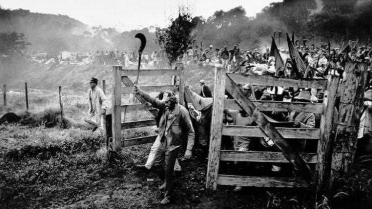 LA FOTO QUE ROMPIÓ LA CERCA DEL LATIFUNDIO MÁS GRANDE DE AMÉRICA LATINA