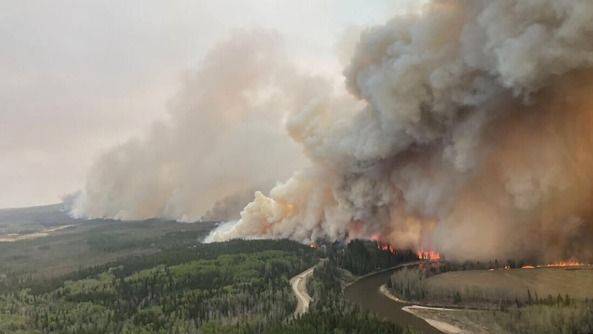 MÁS OLEODUCTOS, MENOS BOMBEROS: CANADÁ SE QUEMA MIENTRAS EL CAPITAL MIRA PARA OTRO LADO